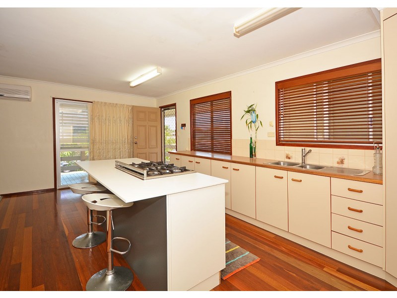 56 Margaret Street, Urangan QLD 4655