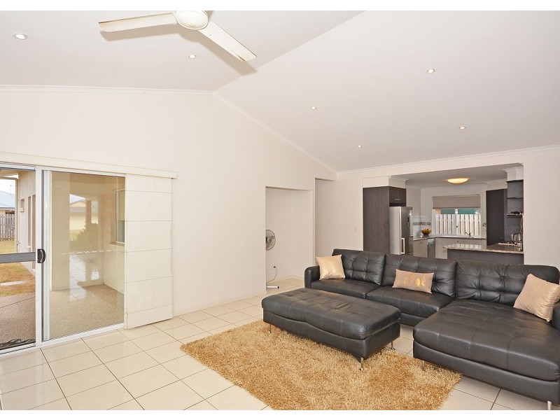 35 Earl St Vincent Circuit, Eli Waters QLD 4655