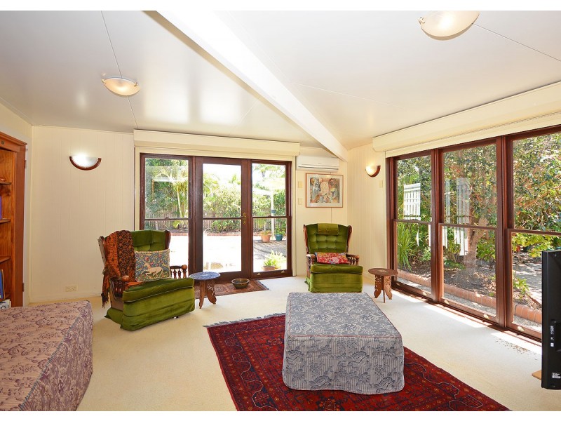 12 Crescent Street, Urangan QLD 4655