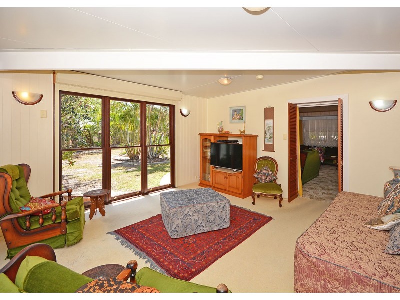 12 Crescent Street, Urangan QLD 4655