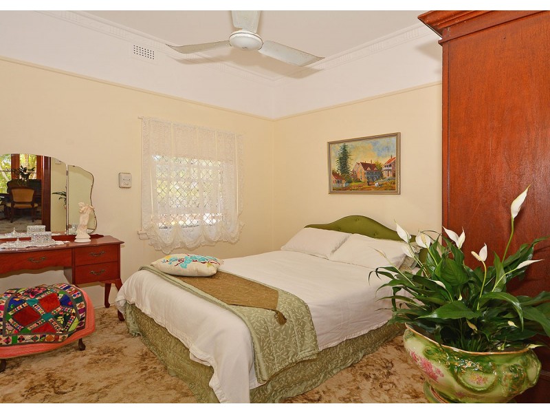 12 Crescent Street, Urangan QLD 4655