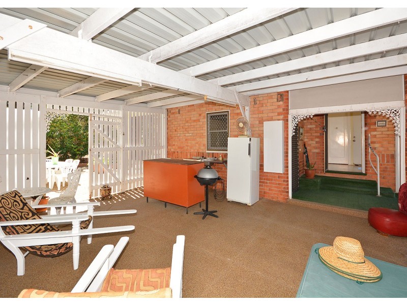 12 Crescent Street, Urangan QLD 4655