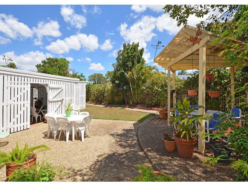 12 Crescent Street, Urangan QLD 4655