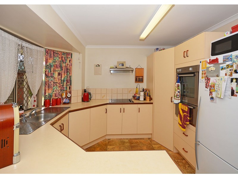 5 Lakeside Court, Torquay QLD 4655