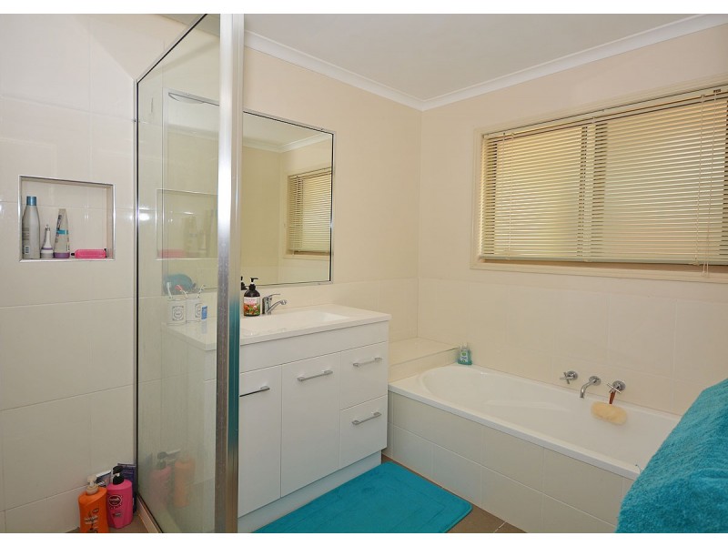 5 Lakeside Court, Torquay QLD 4655