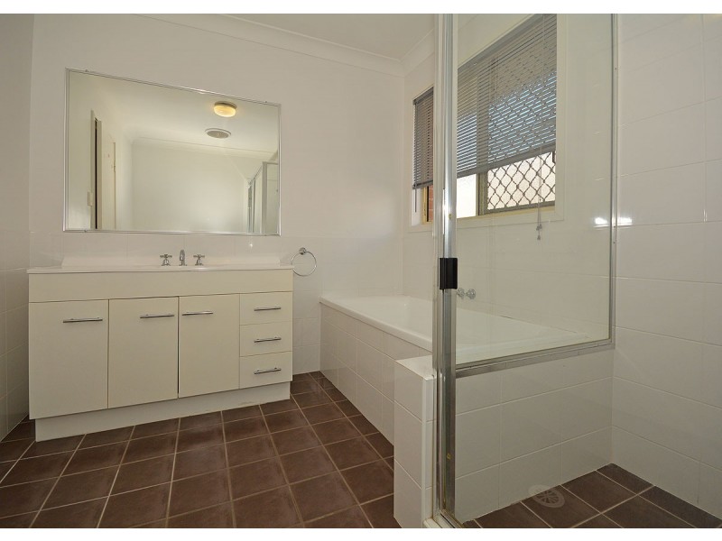5 Peat Court, Nikenbah QLD 4655