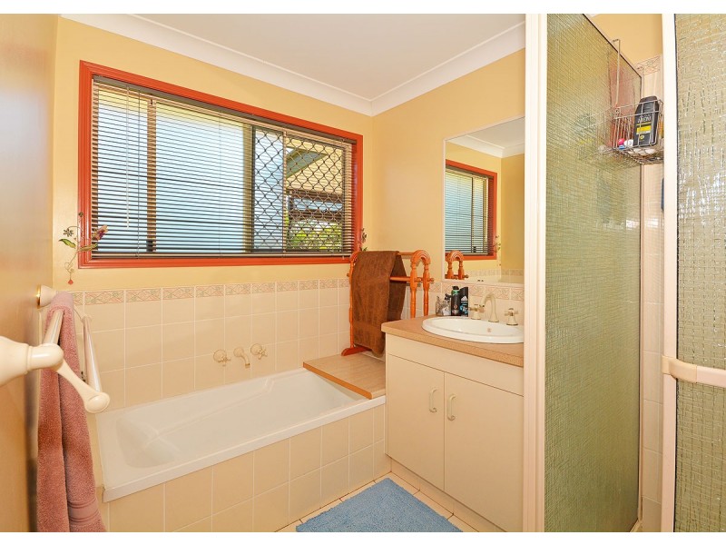 32 Earls Court, Point Vernon QLD 4655