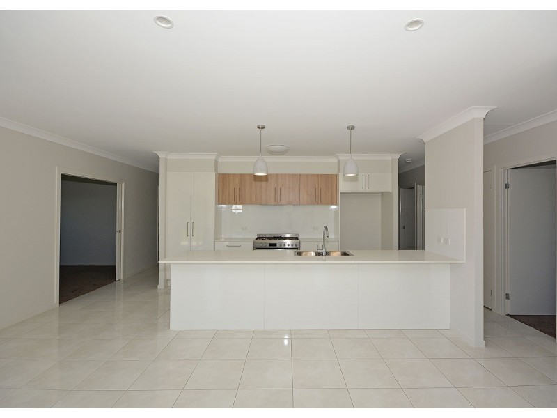 44 Ronaldo Way, Urangan QLD 4655