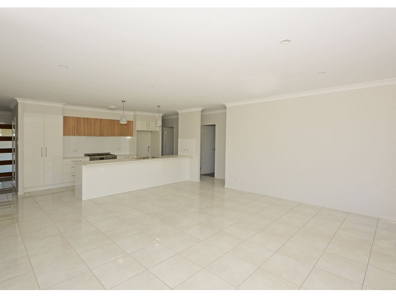 44 Ronaldo Way, Urangan QLD 4655