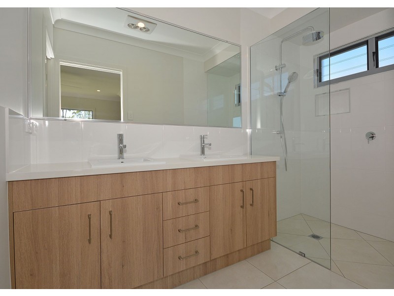 44 Ronaldo Way, Urangan QLD 4655