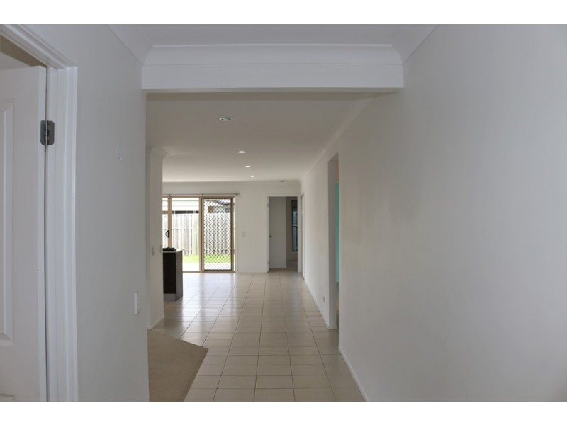 17 Santa Maria, Eli Waters QLD 4655