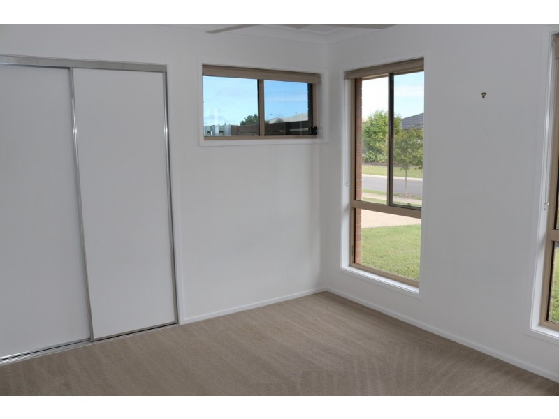 17 Santa Maria, Eli Waters QLD 4655