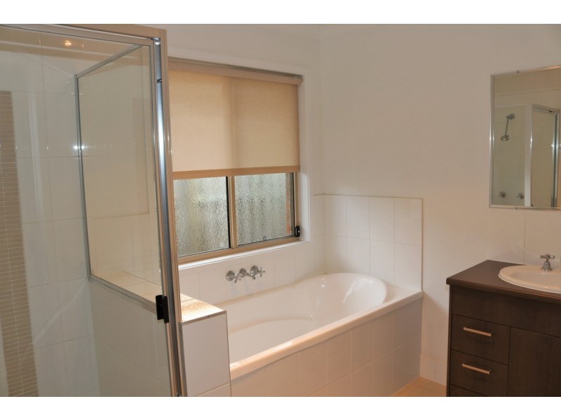 17 Santa Maria, Eli Waters QLD 4655