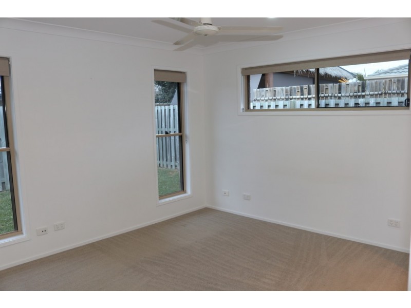 17 Santa Maria, Eli Waters QLD 4655