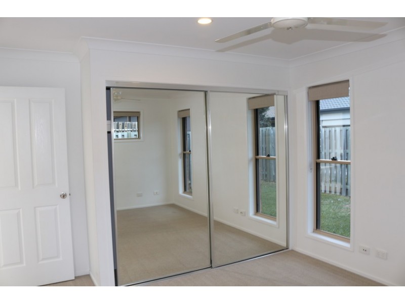 17 Santa Maria, Eli Waters QLD 4655