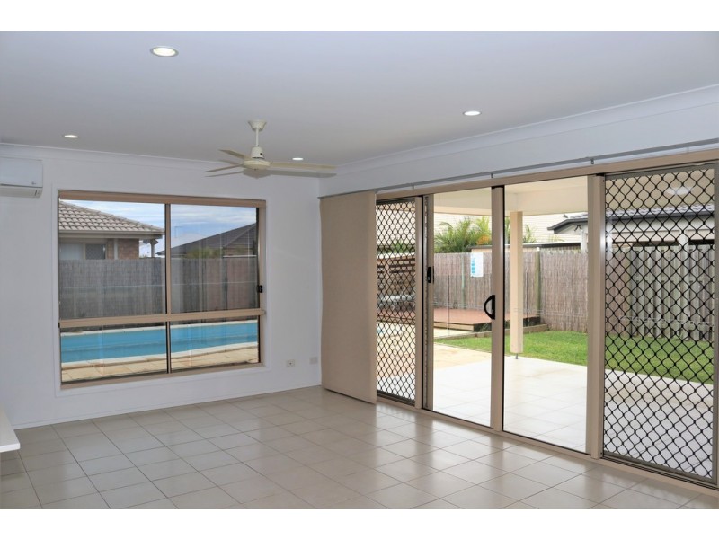 17 Santa Maria, Eli Waters QLD 4655