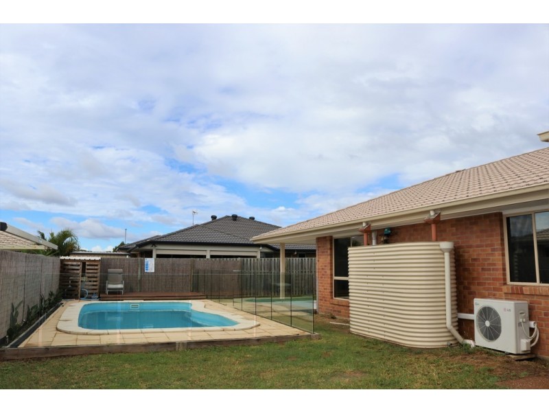 17 Santa Maria, Eli Waters QLD 4655
