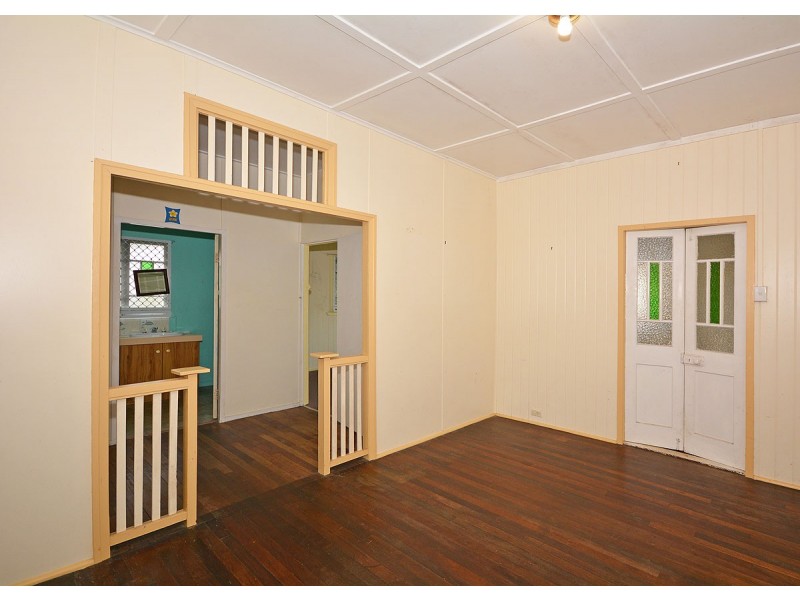 6 Edwin Street, Urangan QLD 4655