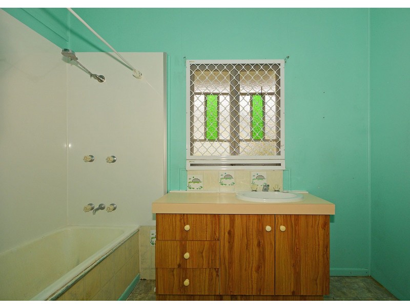 6 Edwin Street, Urangan QLD 4655