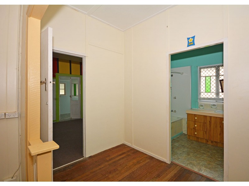 6 Edwin Street, Urangan QLD 4655