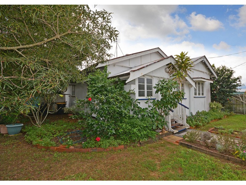 6 Edwin Street, Urangan QLD 4655