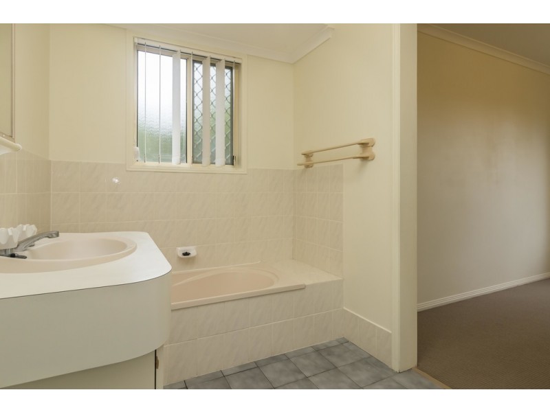 4 Whittaker Close, Urangan QLD 4655