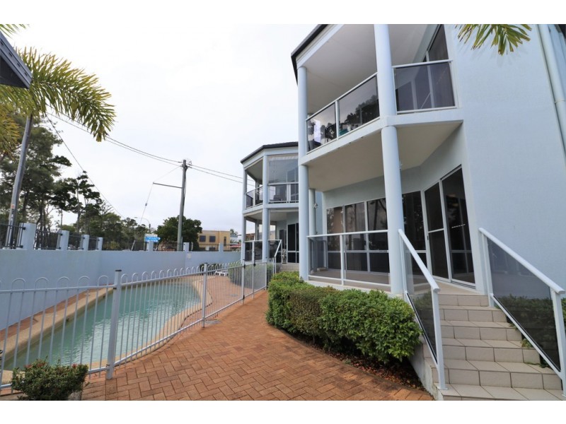 2/320 Esplanade (Latitude 25), Scarness QLD 4655