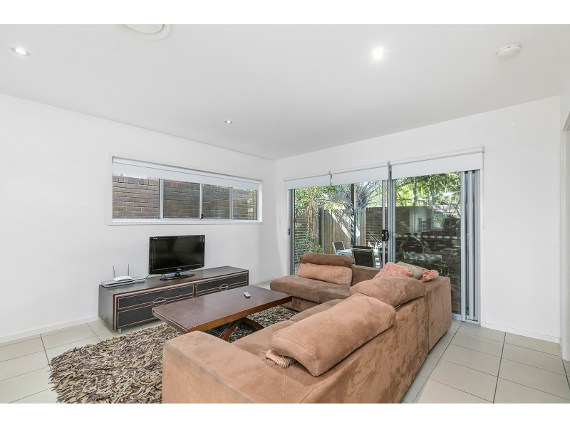 11/80 Moolyyir St, Urangan QLD 4655