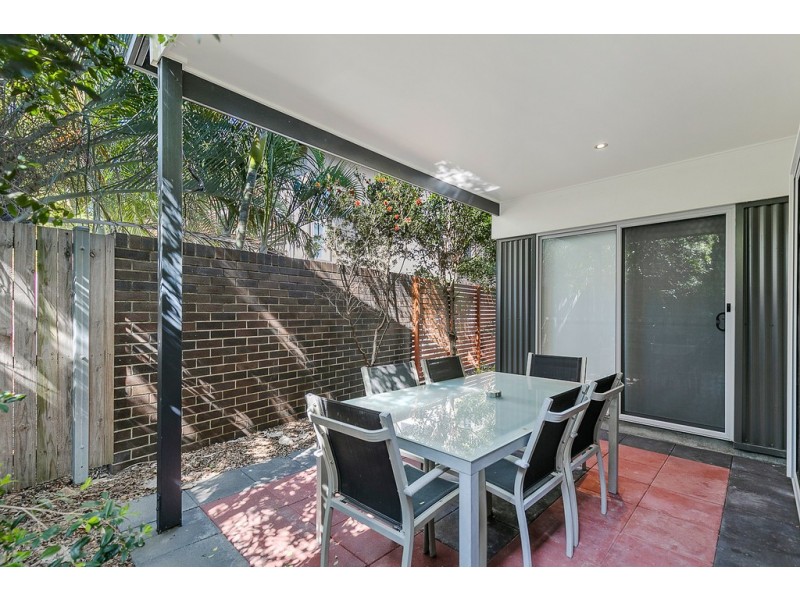11/80 Moolyyir St, Urangan QLD 4655