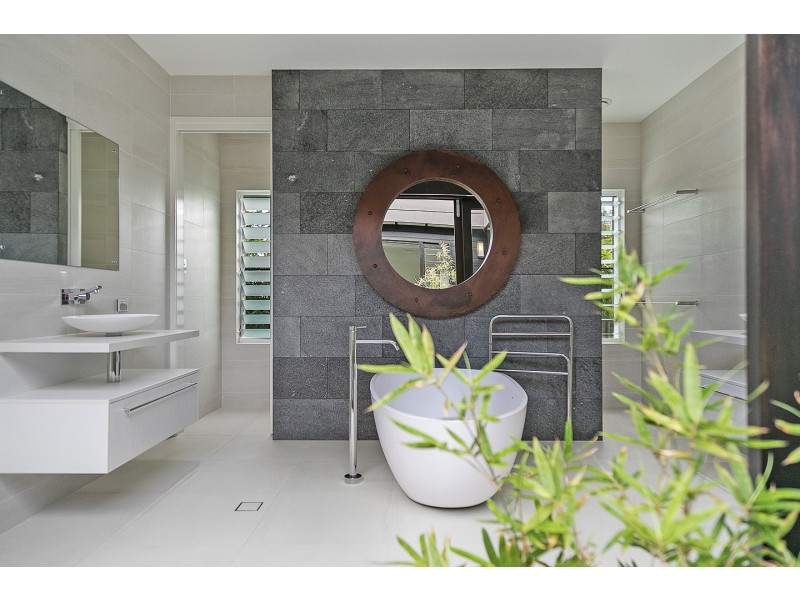 107 Esplanade, Point Vernon QLD 4655