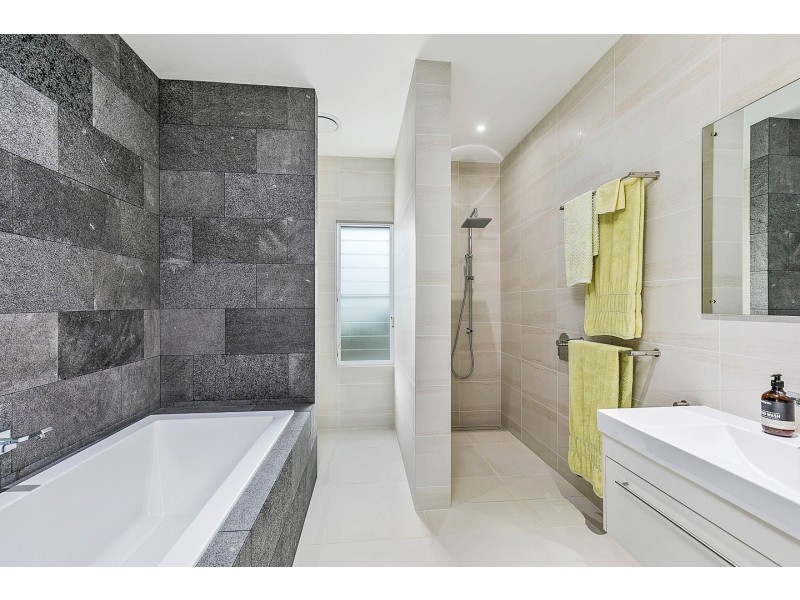107 Esplanade, Point Vernon QLD 4655