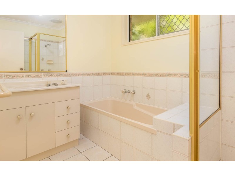 10 Hood Street, Urangan QLD 4655