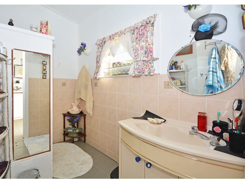 12 Edward Street, Urangan QLD 4655