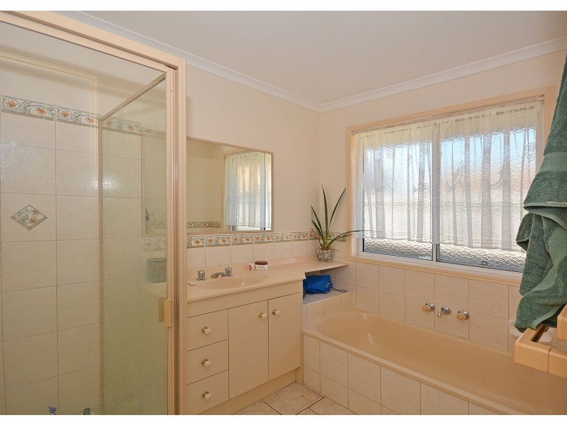 8 Ivybird Court, Torquay QLD 4655