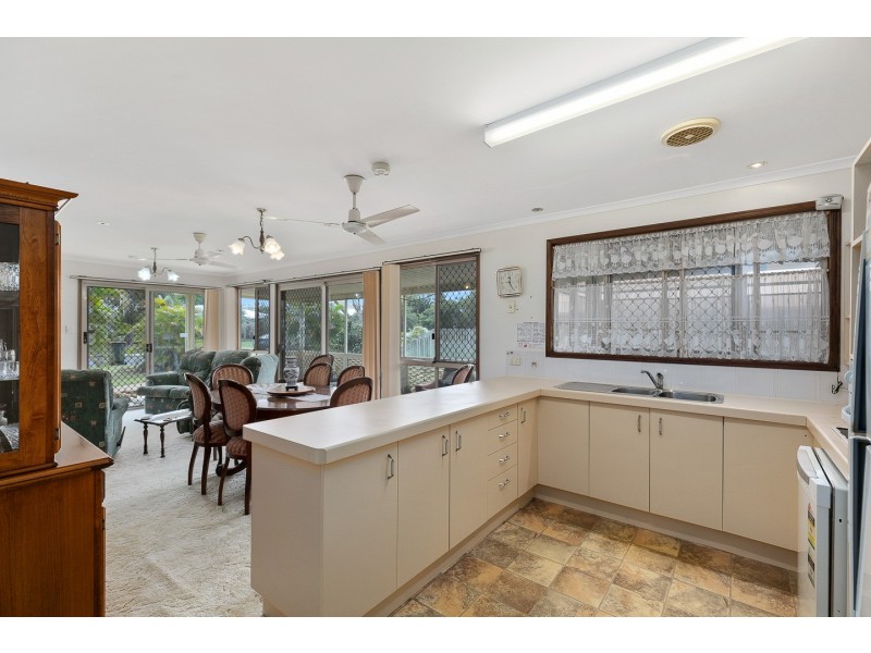 26 William Street, Urangan QLD 4655