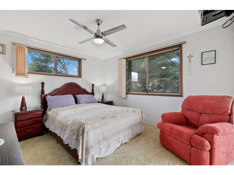 26 William Street, Urangan QLD 4655