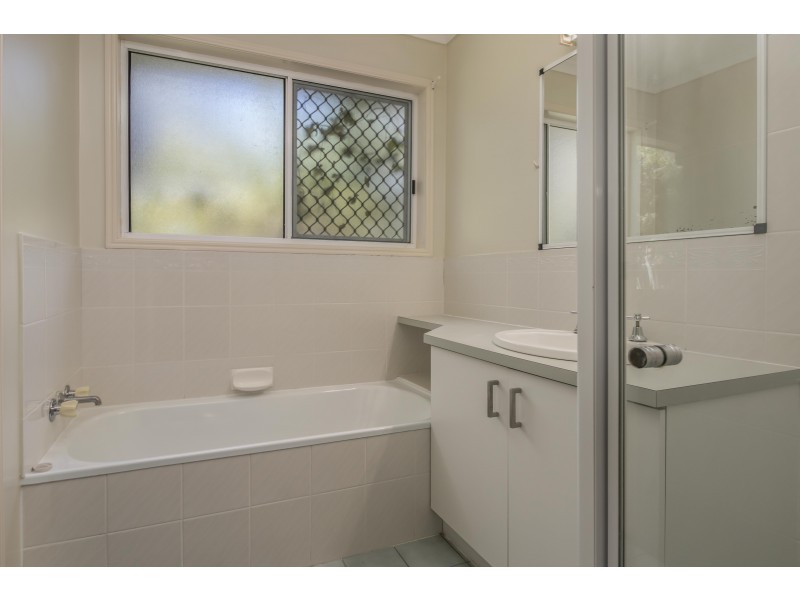 11 Sealink Drive, Point Vernon QLD 4655