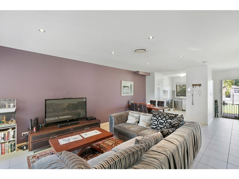 2/80 Moolyyir Street, Urangan QLD 4655