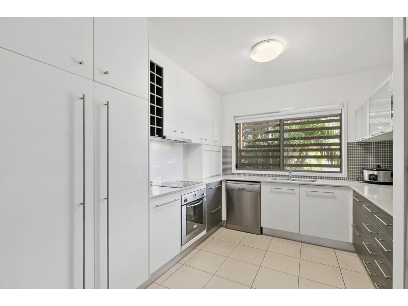 2/80 Moolyyir Street, Urangan QLD 4655