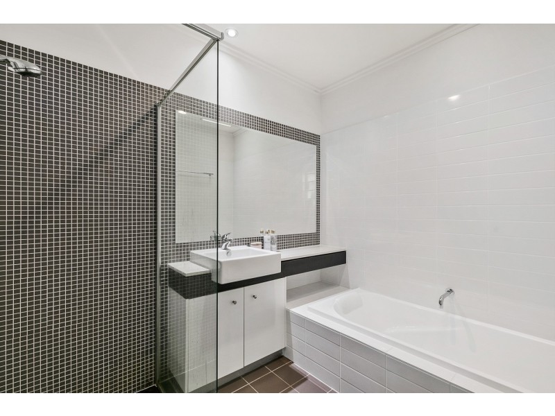 2/80 Moolyyir Street, Urangan QLD 4655