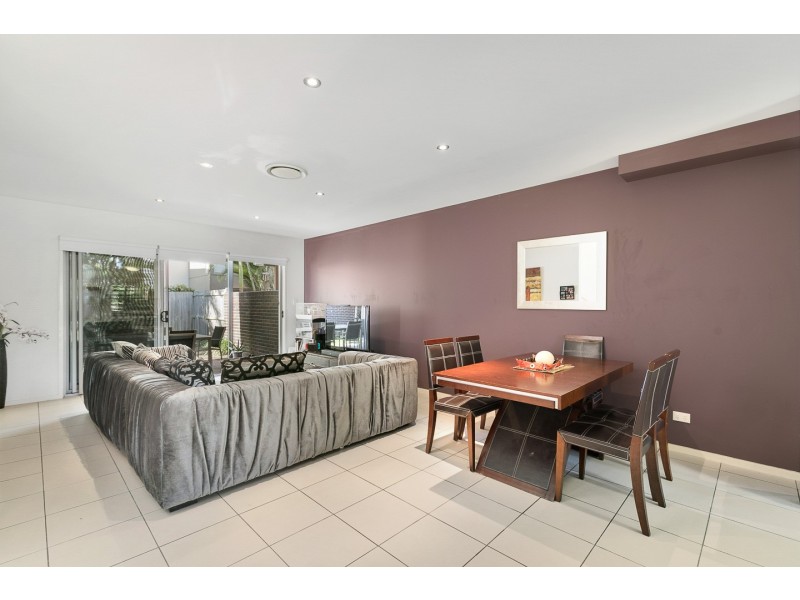 2/80 Moolyyir Street, Urangan QLD 4655