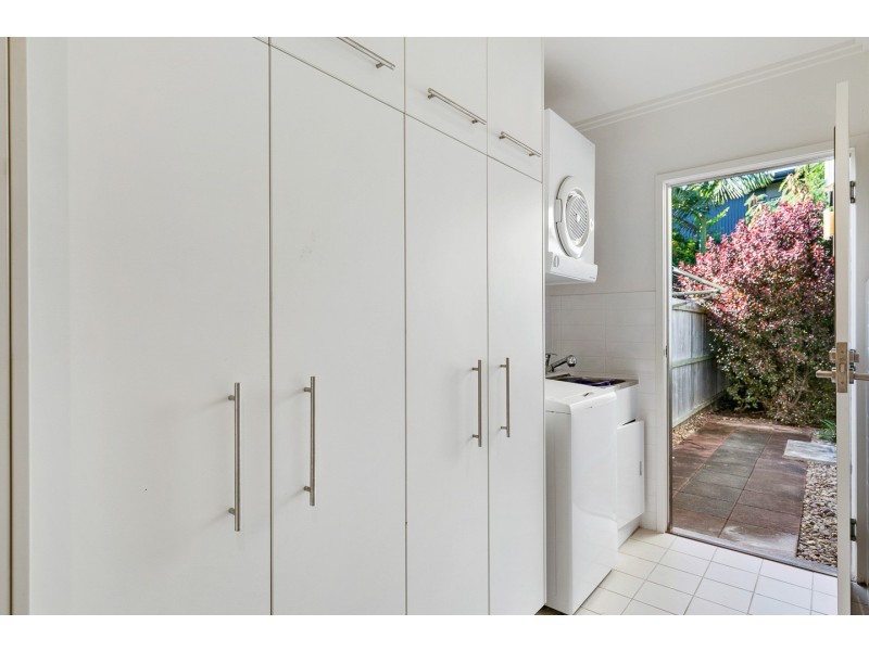 2/80 Moolyyir Street, Urangan QLD 4655