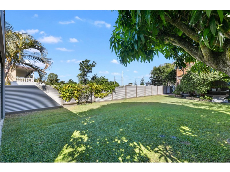 12 Flinders Street, Point Vernon QLD 4655