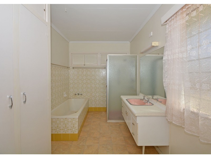 7 Macrossan Street, Childers QLD 4660