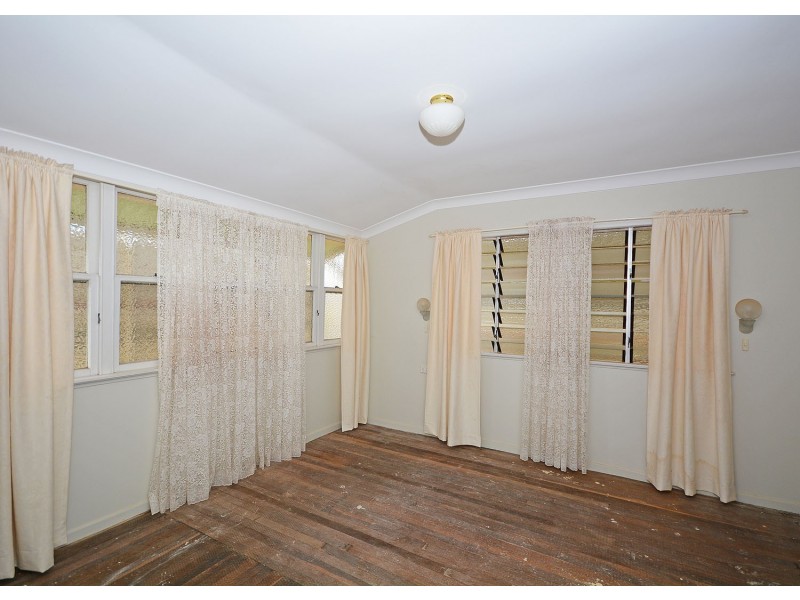 7 Macrossan Street, Childers QLD 4660