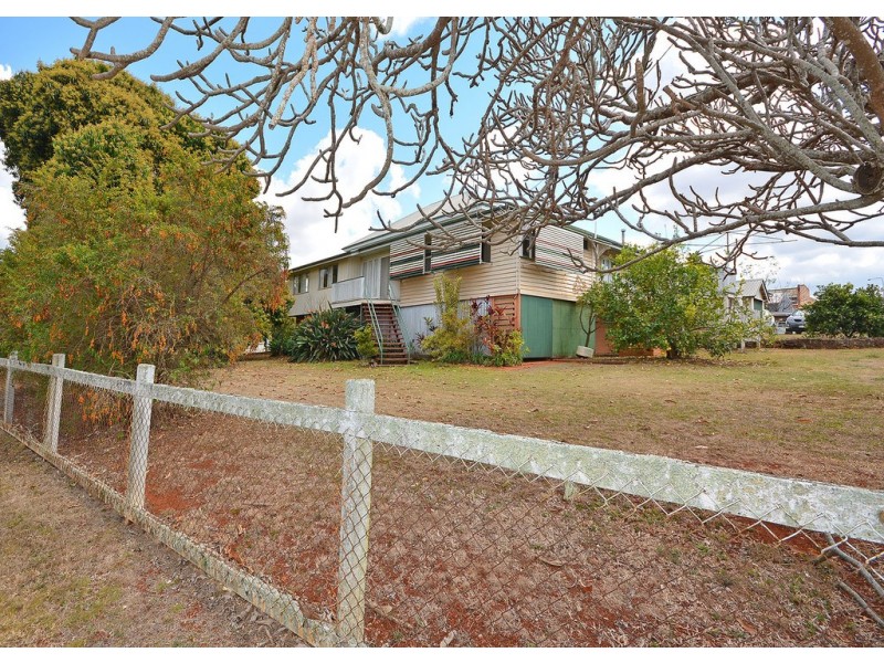 7 Macrossan Street, Childers QLD 4660