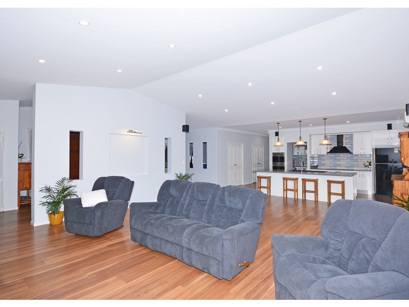 561 Dundowran Road, Dundowran QLD 4655