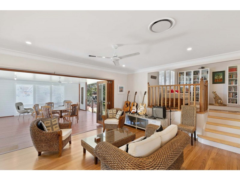 11 Esplanade, Point Vernon QLD 4655