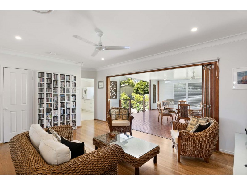 11 Esplanade, Point Vernon QLD 4655