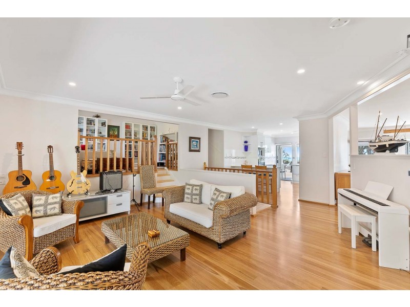 11 Esplanade, Point Vernon QLD 4655